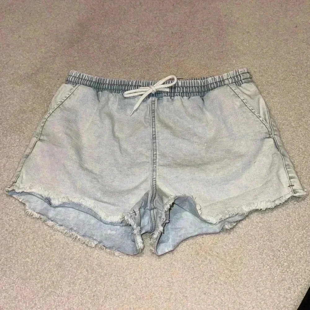 Light wash jeans shorts with frayed bottom